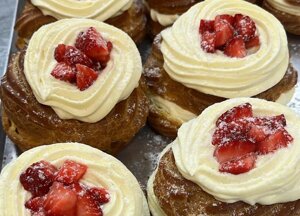 zeppole di san giuseppe con fragole