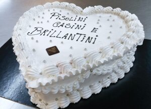 Torta con scritta a forma di cuore