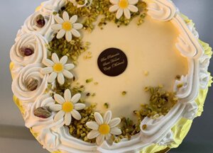 torta con decorazioni