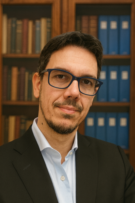 uomo elegante davanti a libreria