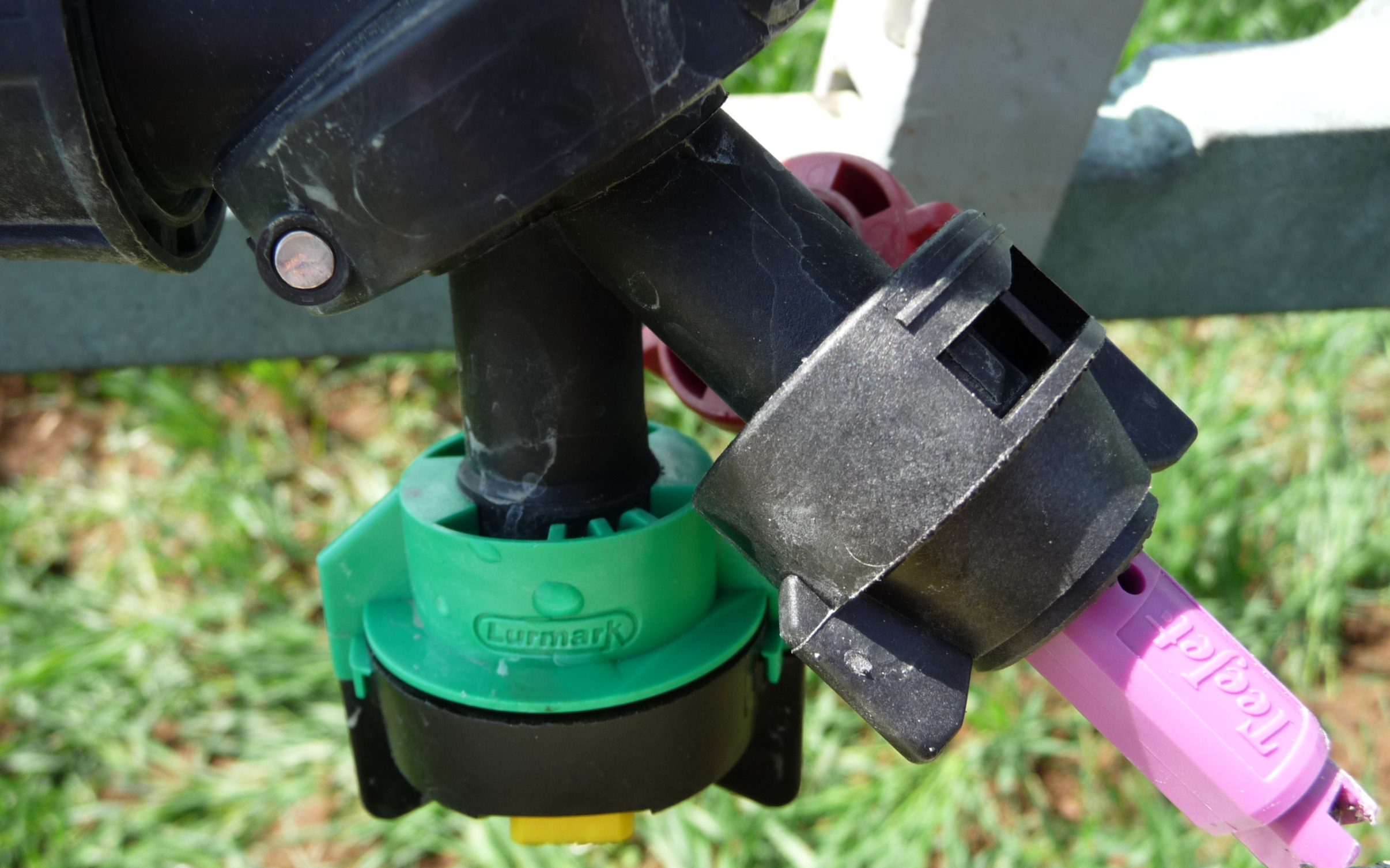 Ugelli a ventaglio e ugelli a specchio per i prossimi trattamenti di diserbo