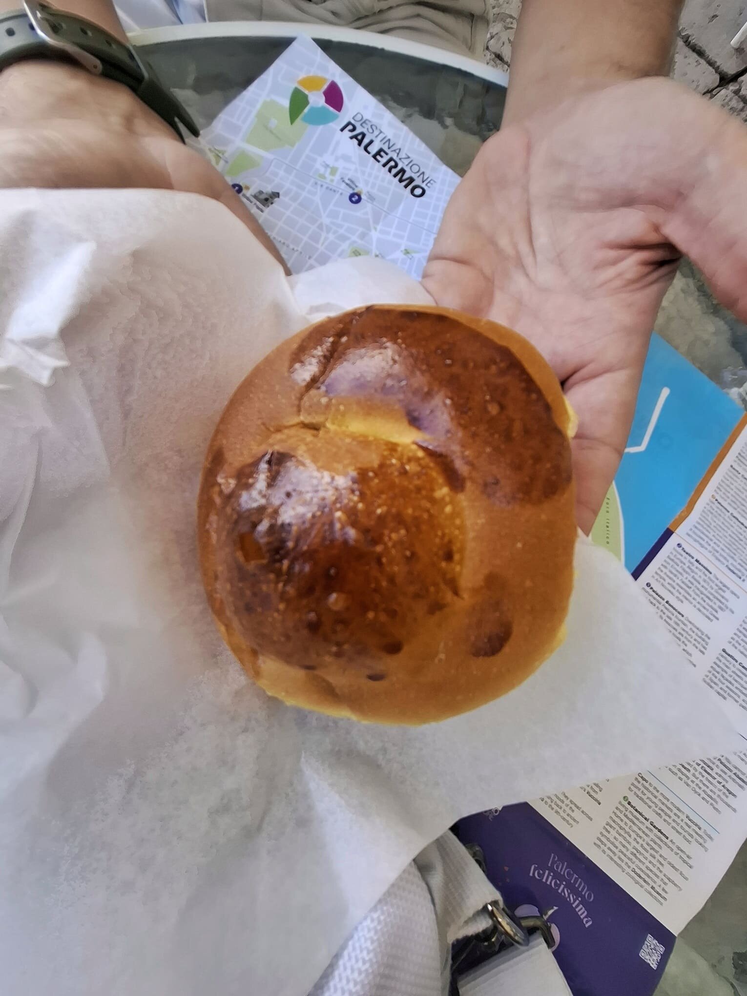 briosce-con-tuppo.jpeg briosce-con-tuppo.jpeg