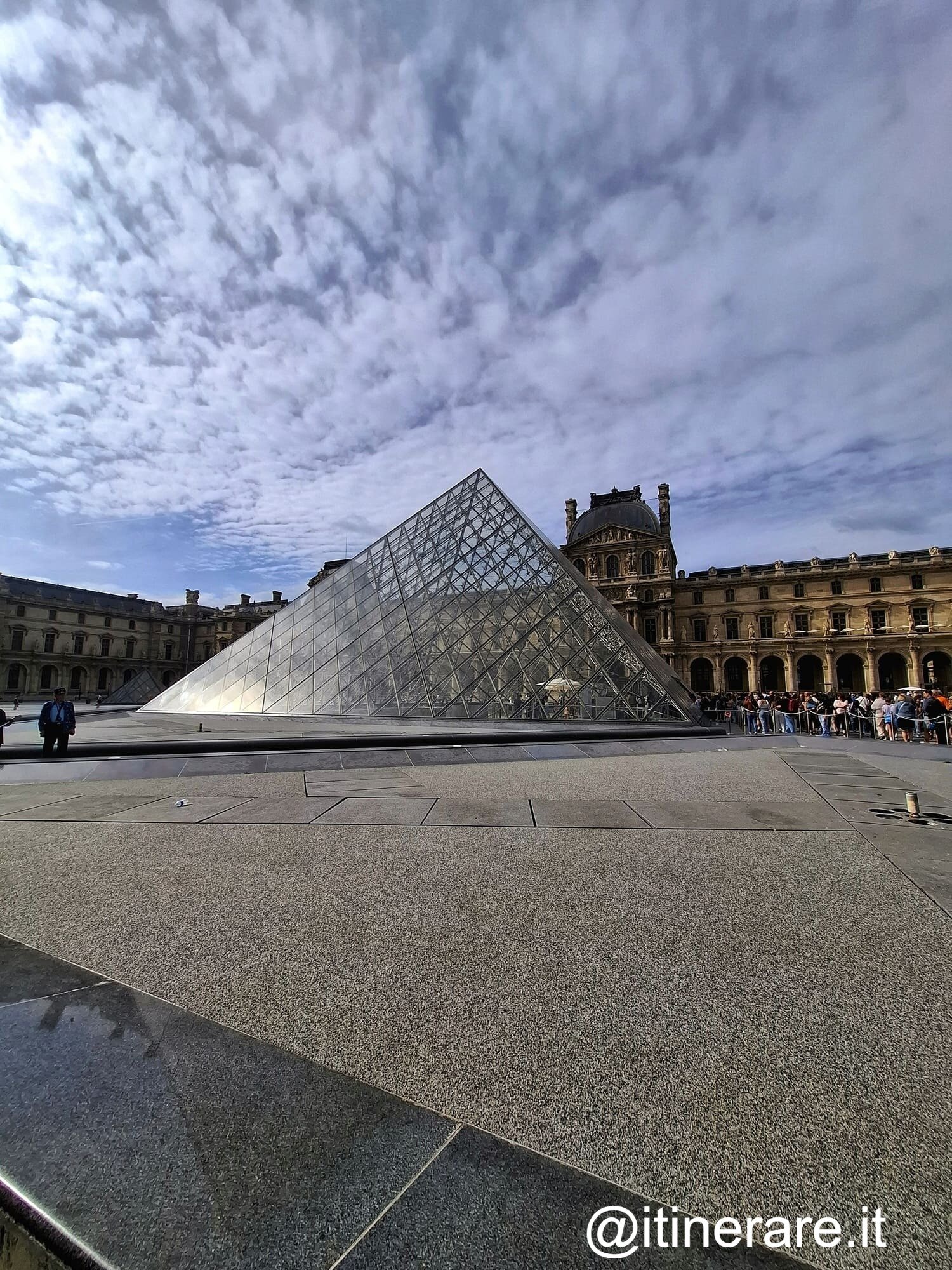 piramide-del-louvre.jpeg