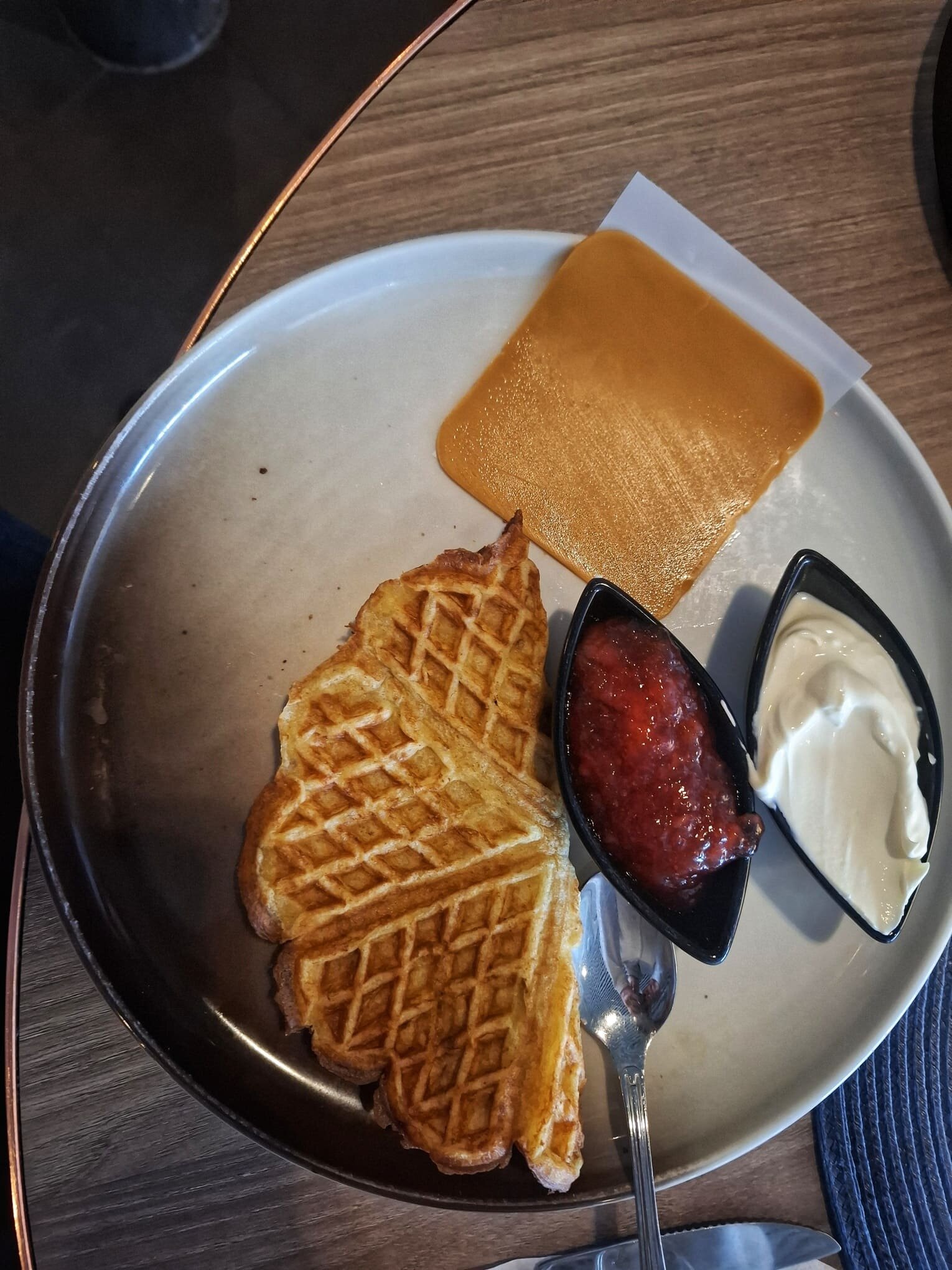 sommeroy_artichotel_waffle_brunost.jpeg