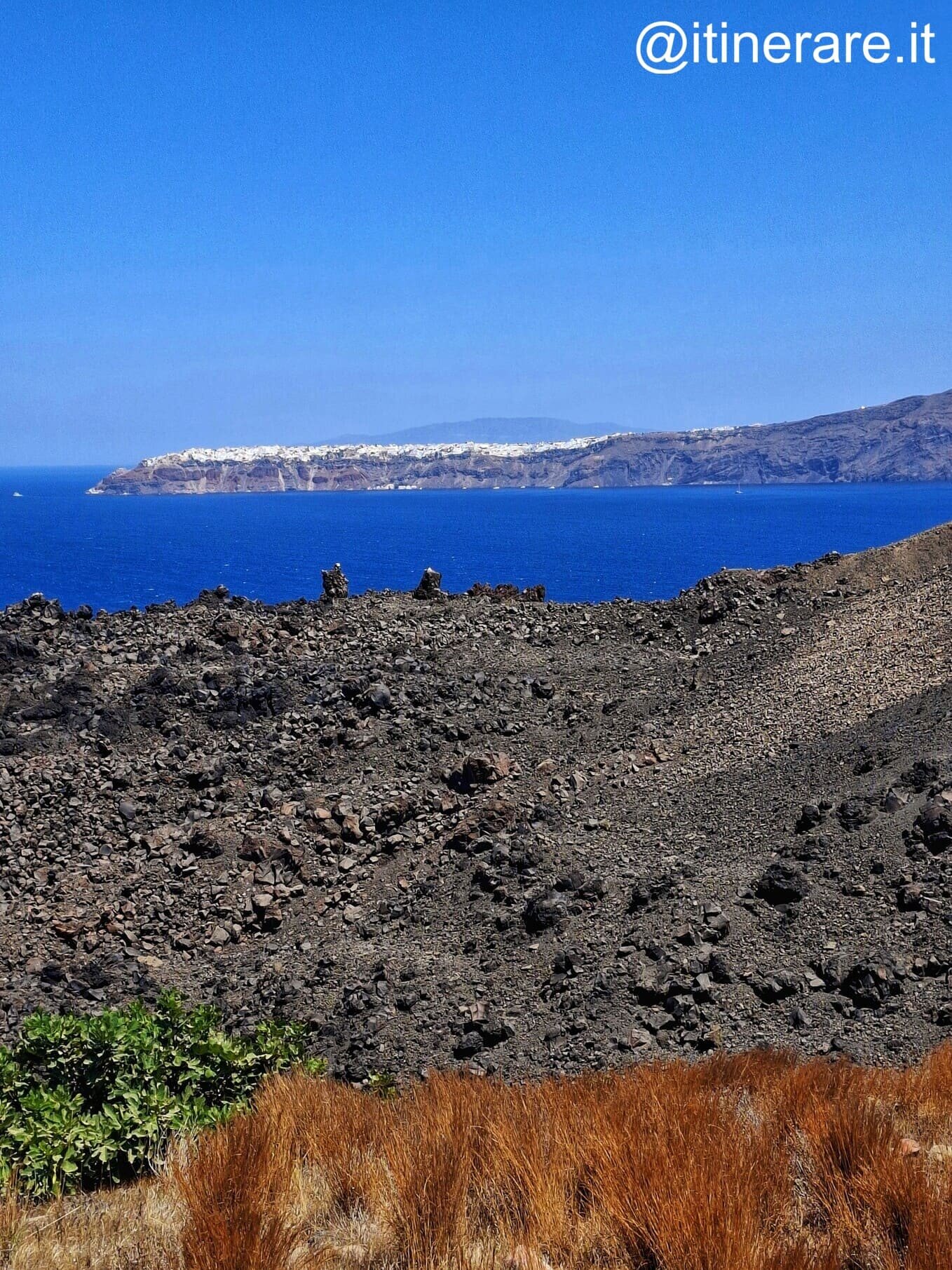 santorini_domenica_vistasuoiadalcratere_neakameni.jpeg santorini_domenica_vistasuoiadalcratere_neakameni.jpeg