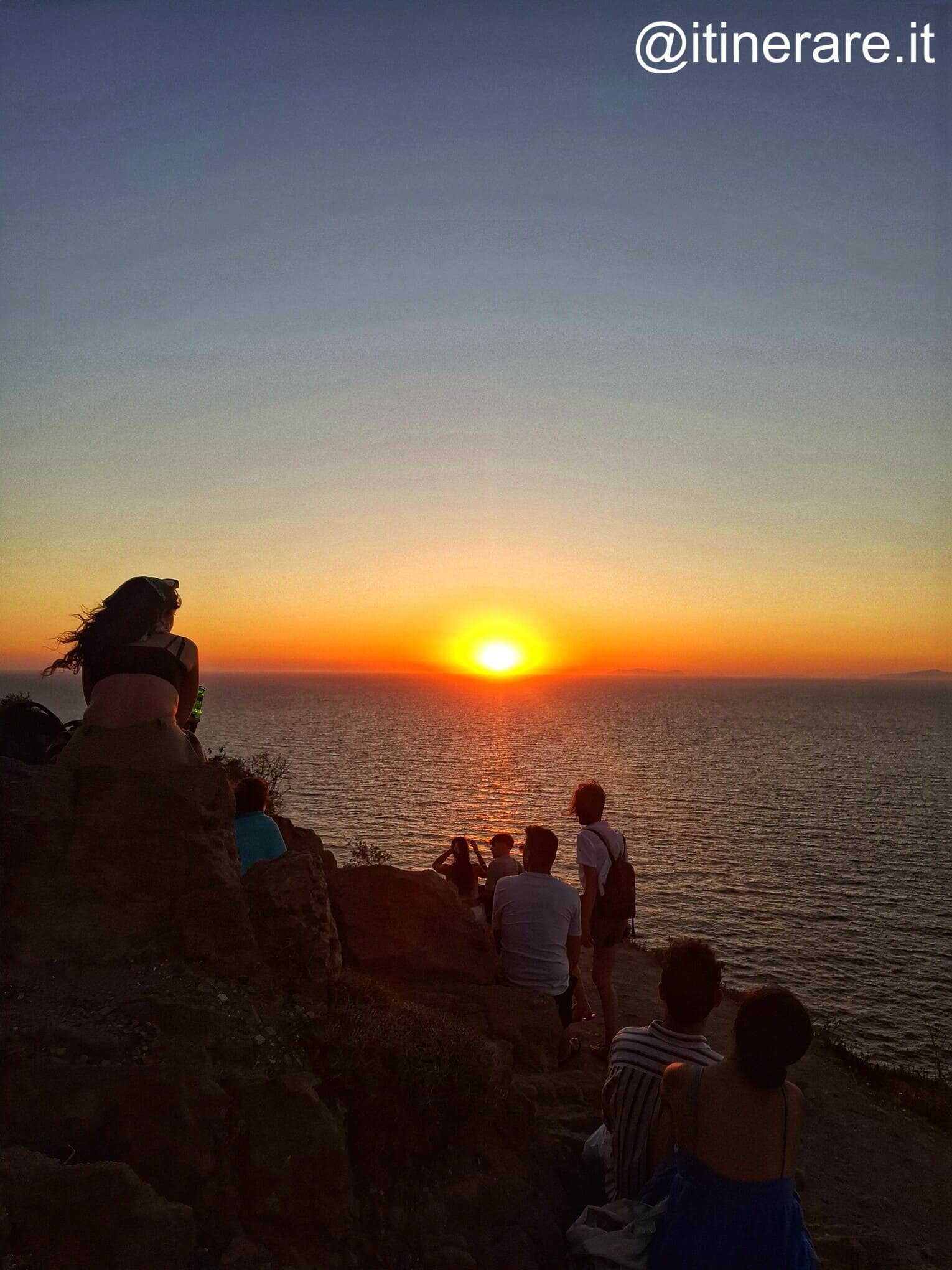 santorini_lunedì_tramonto_faro_akrotiri.jpeg santorini_lunedì_tramonto_faro_akrotiri.jpeg