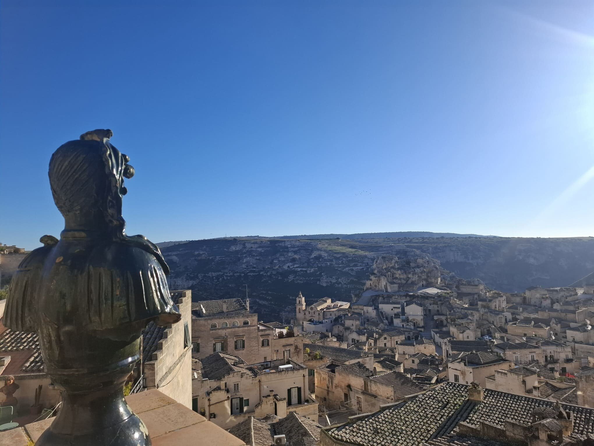 vista-terrazza-con-statua-in-primo-piano.jpeg vista-terrazza-con-statua-in-primo-piano.jpeg
