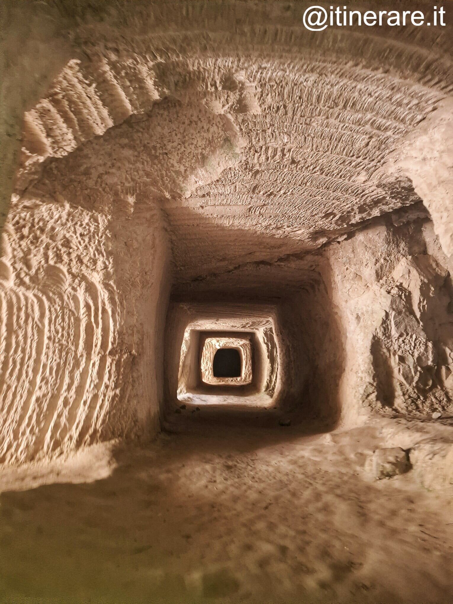 milos_mercoledì_cunicoli_sarakiniko.jpeg milos_mercoledì_cunicoli_sarakiniko.jpeg