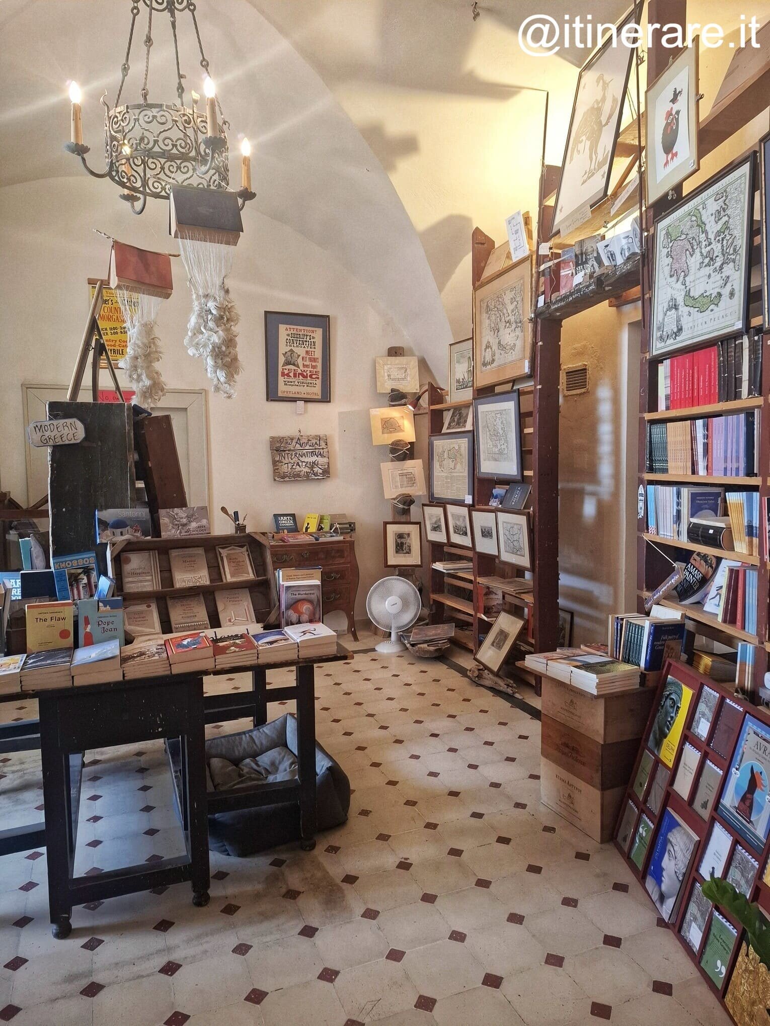 santorini_domenica_atlantisbook_interni_fira.jpeg santorini_domenica_atlantisbook_interni_fira.jpeg