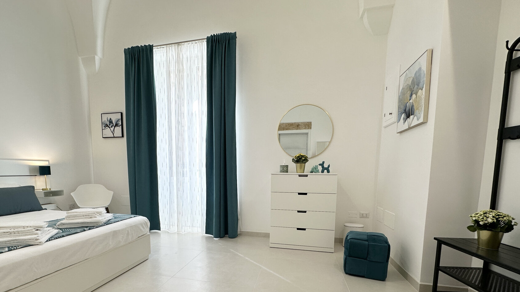 Camera matrimoniale luminosa con letto matrimoniale e armadio elegante a Campi Salentina