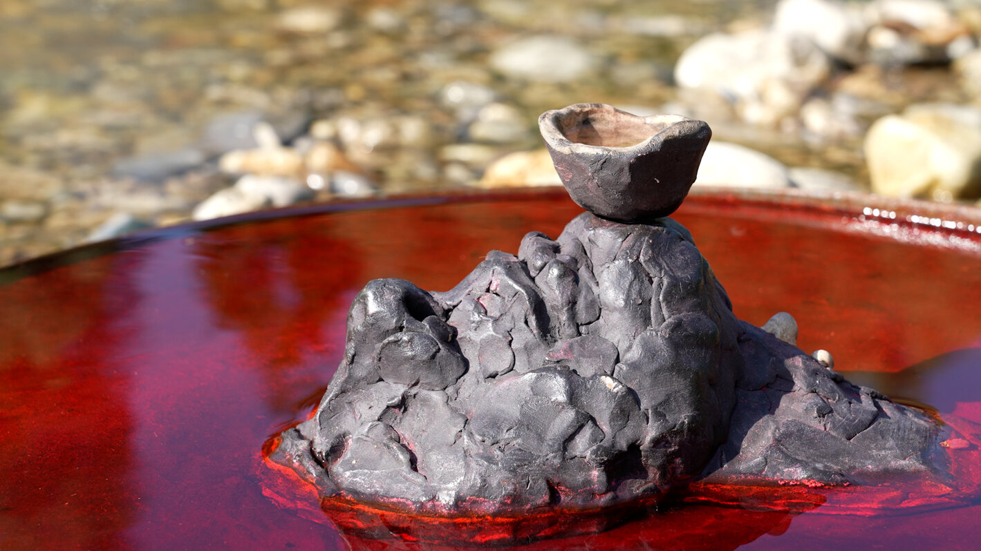 installazione sul maira_custodi d'acqua_ acqua, colorante per alimenti, gres_2025.jpeg installazione sul maira_custodi d'acqua_ acqua, colorante per alimenti, gres_2025.jpeg