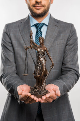 avvocato con statua giustizia.jpeg avvocato con statua giustizia.jpeg