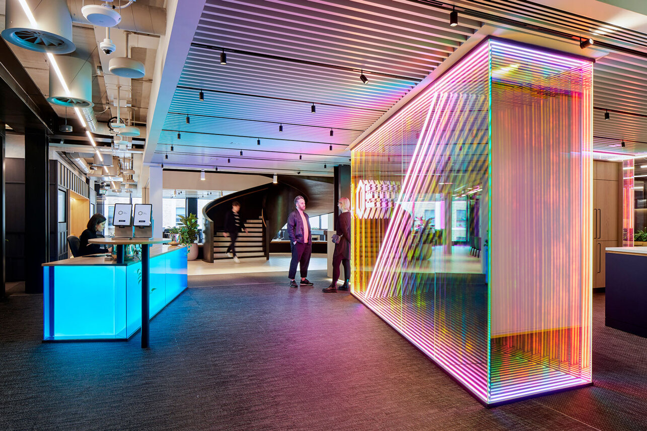 Interior design avanzato con focus su superfici, finiture e tecnologie digitali