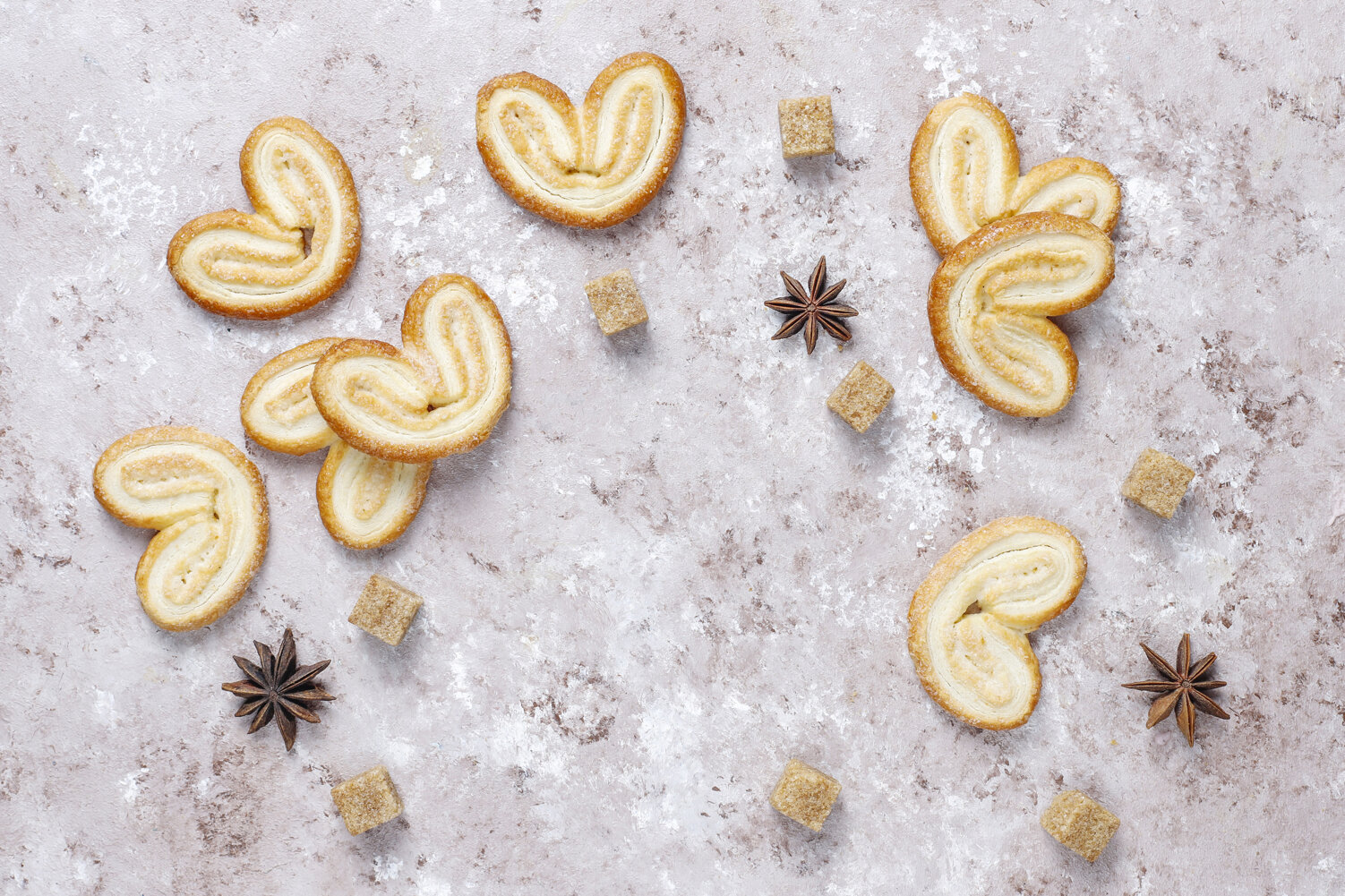 pasta-sfoglia-palmier-biscotti-piu-palmier-francesi-deliziosi-con-zucchero-vista-superiore.jpeg