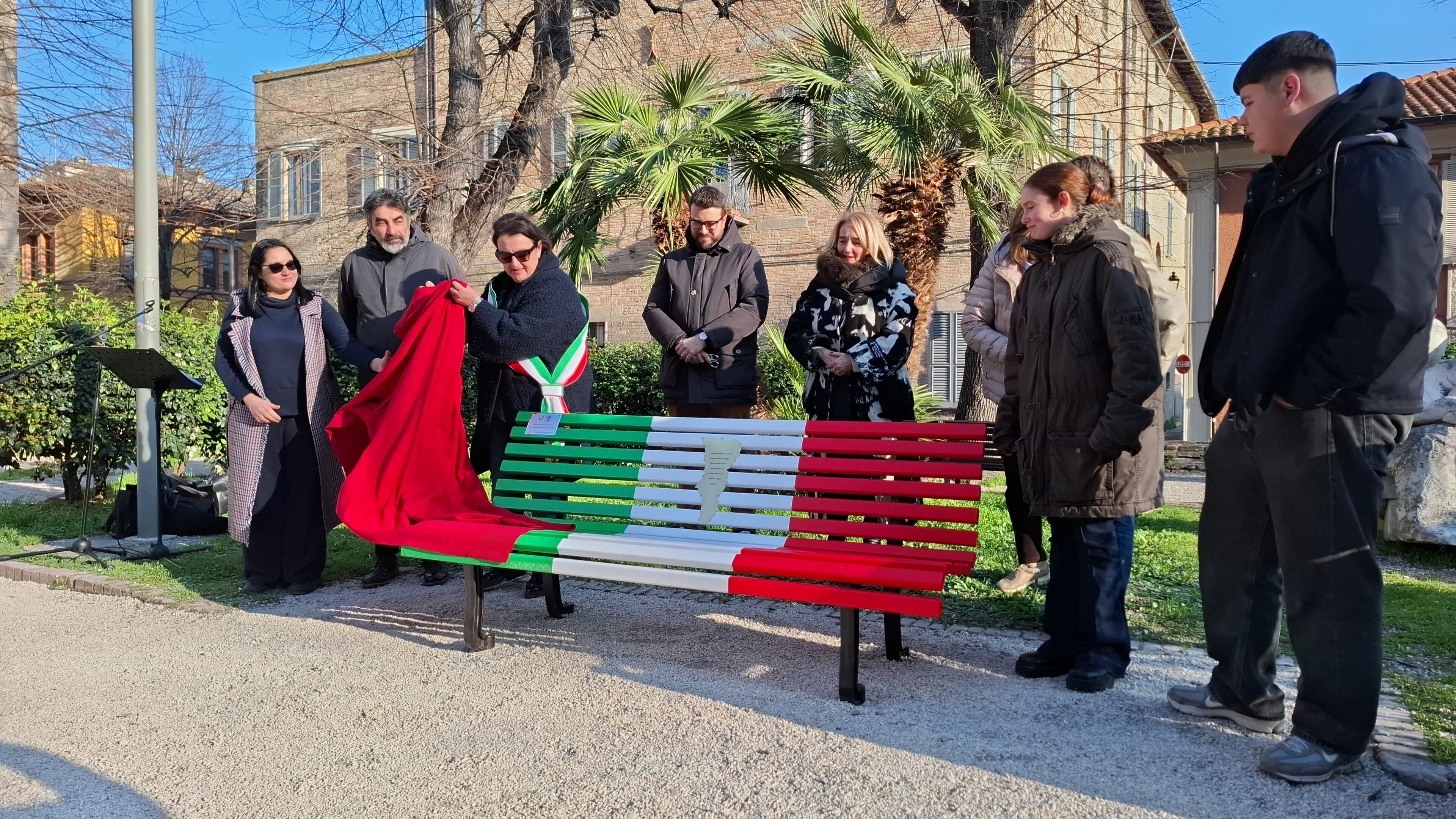 Nei giardini di piazza Amiani una panchina tricolore per ricordare i martiri delle foibe