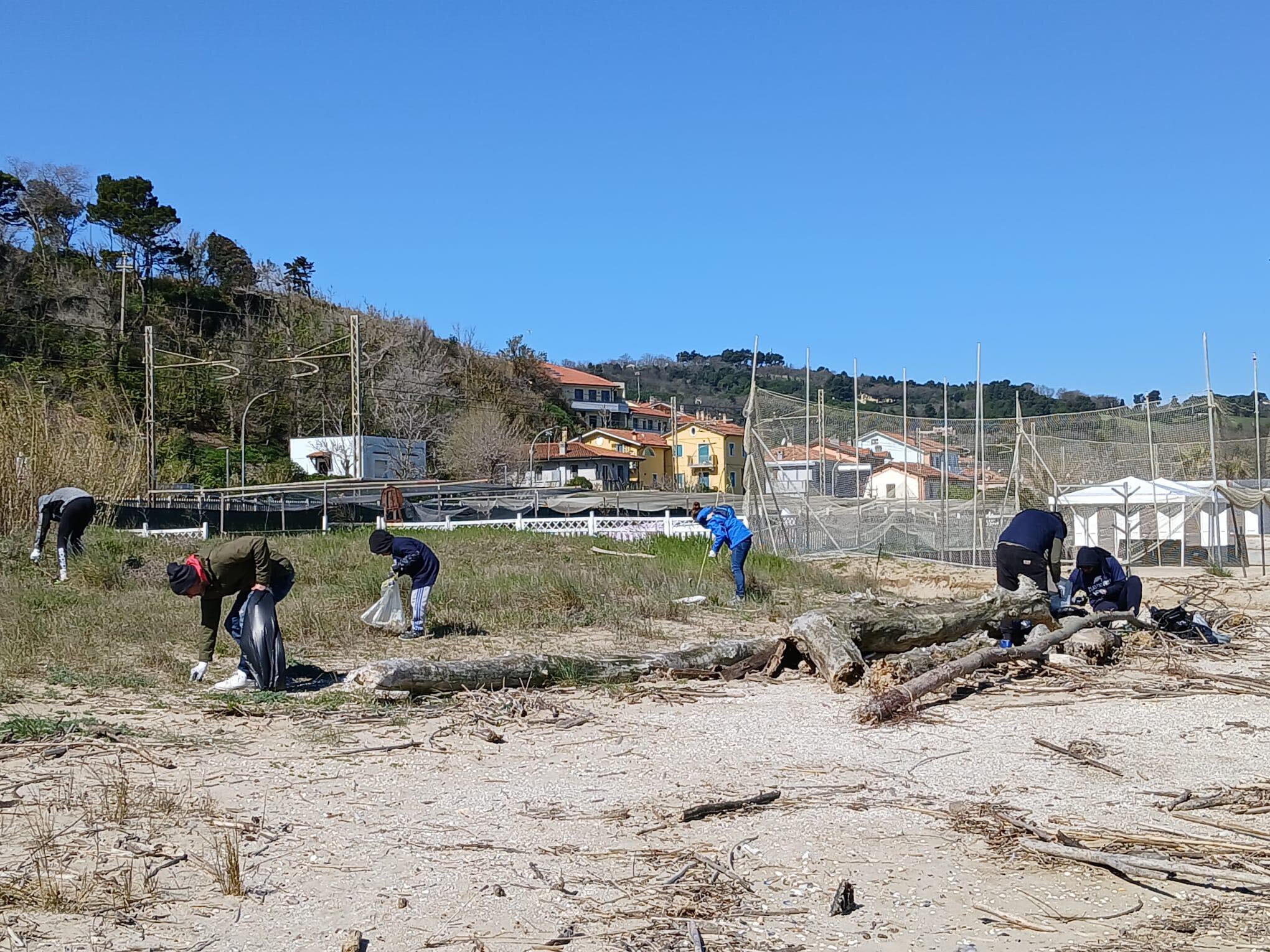 Plastic free in azione sul litorale nord: lungomare Fosso Sejore-Bagni Elsa tirato a lucido