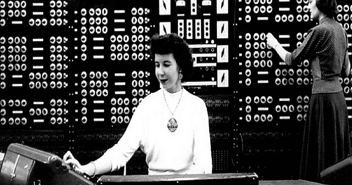 Il tenente Grace Murray Hopper scopre il primo bug informatico della storia