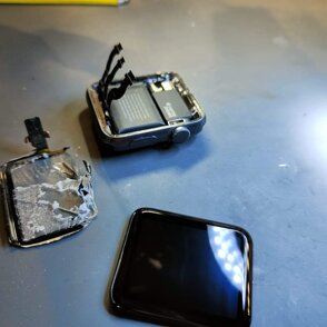 Apple iWatch s3 Cambio vetro e touch preservando il display originale Apple iWatch s3 Cambio vetro e touch preservando il display originale