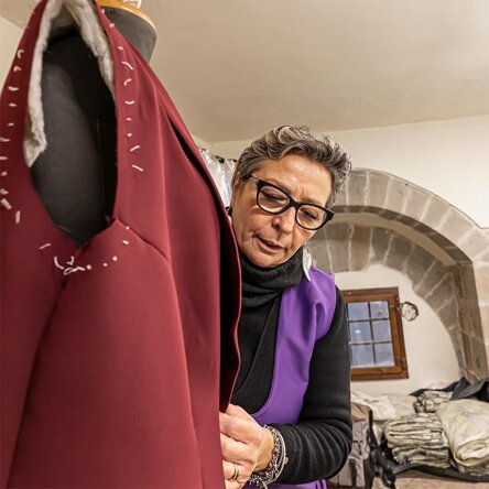 daniela-garuglieri-sartoria-atelier-sansepolcro-daniela-al-lavoro-2.jpeg daniela-garuglieri-sartoria-atelier-sansepolcro-daniela-al-lavoro-2.jpeg
