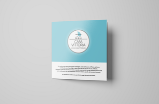casa%20vittoria%20mockup%20-%20depliant%20con%20cartina%204