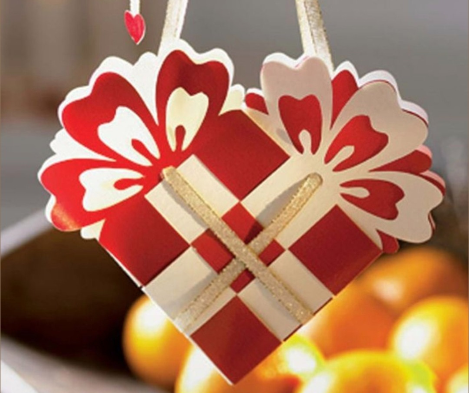 Cuore intrecciato danese rosso e bianco, tradizionale decorazione natalizia Hygge
