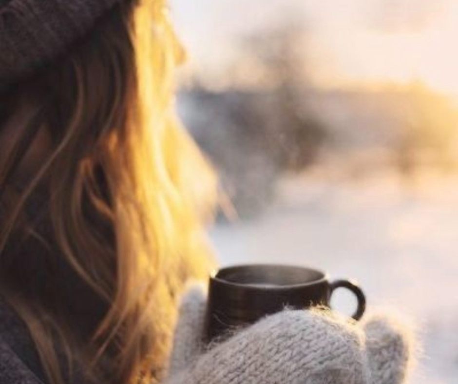 Ascoltare il corpo per ritrovare calma: un gesto di cura anche durante le feste Donna con tazza calda tra le mani che si ferma ad ascoltare il corpo e ritrovare calma durante l’inverno