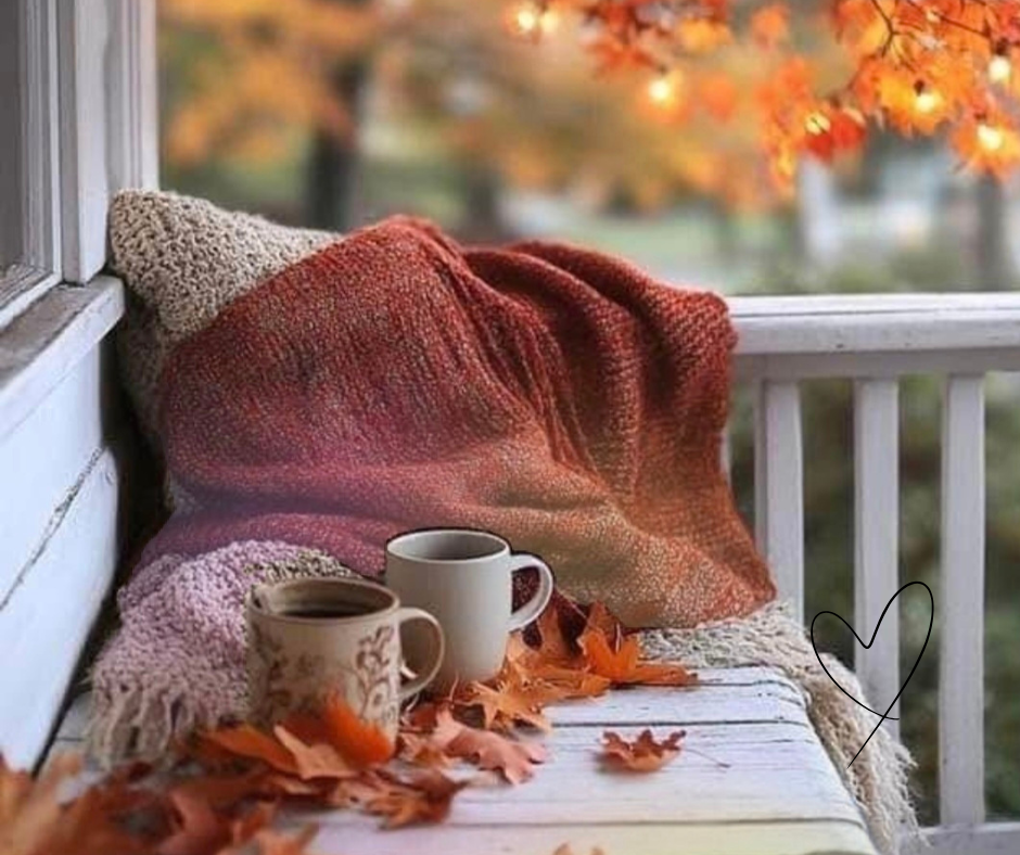 Vivere nel futuro: il peso delle preoccupazioni Angolo accogliente con coperta, tazze di tisana e foglie d’autunno per ritrovare calma e serenità