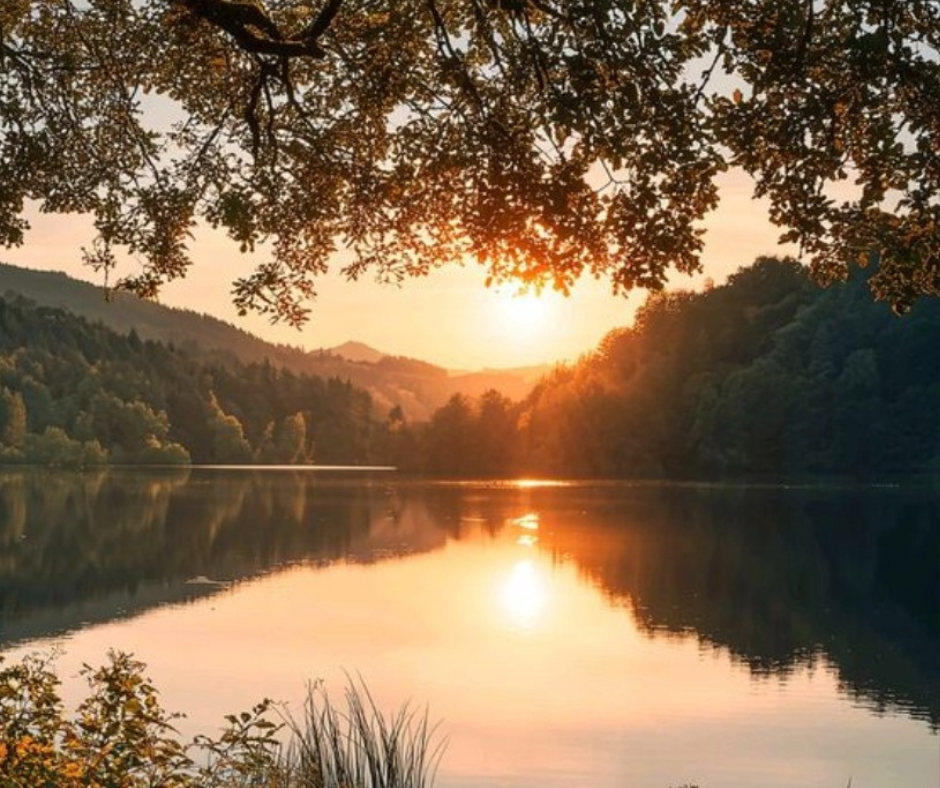 Quando la pianificazione diventa peso lago al tramonto con luce dorata pianificare senza stress in modo hygge