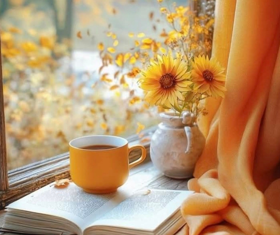 Il potere delle ancore Hygge: imparare a sentirsi meritevoli di calma tazza di tè accanto a un libro aperto e fiori gialli che evocano calma e consapevolezza nel momento presente, simbolo delle ancore Hygge