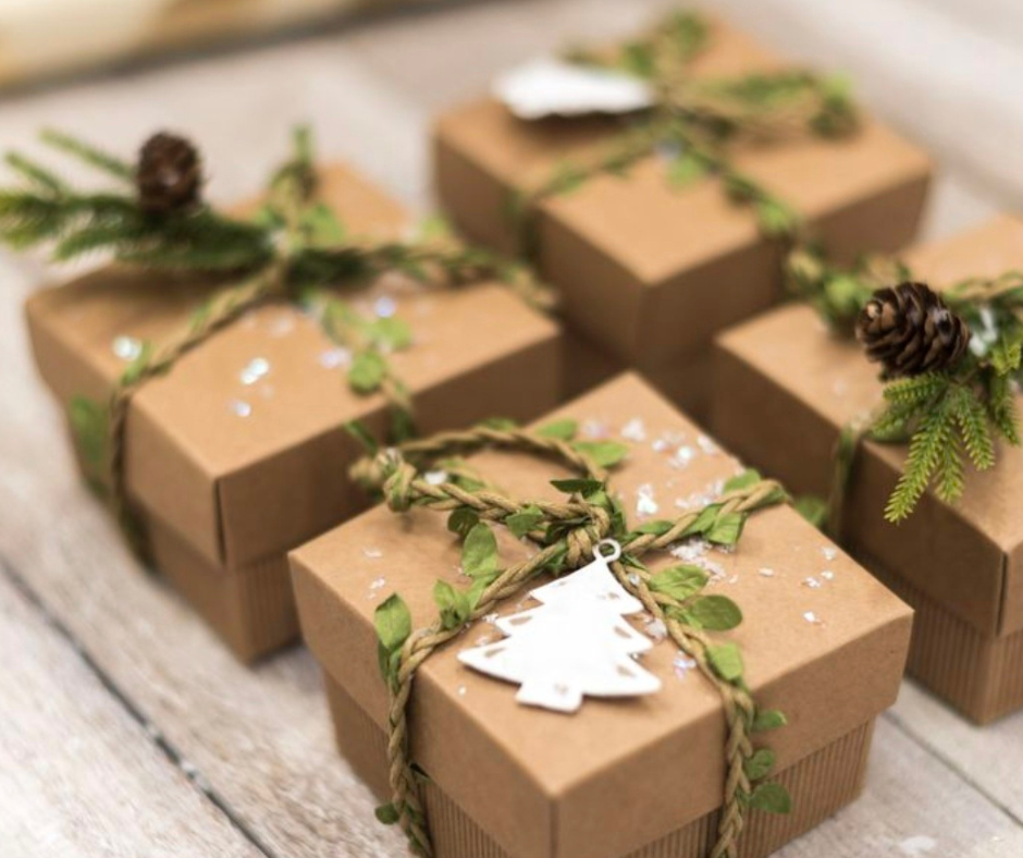 Tradizioni Hygge di inizio dicembre: adventskransen, kalenderlys e il piacere dell’attesa Piccoli regali avvolti in carta kraft con decorazioni naturali in stile Hygge