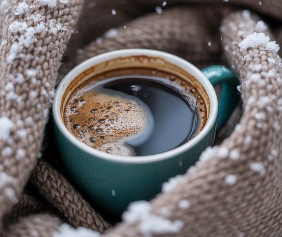 Quando qualcuno ti chiede: “Cosa desideri davvero?” Tazza di bevanda calda avvolta in un tessuto invernale, simbolo di pausa, ascolto interiore e desideri che nascono dalla calma in stile Hygge