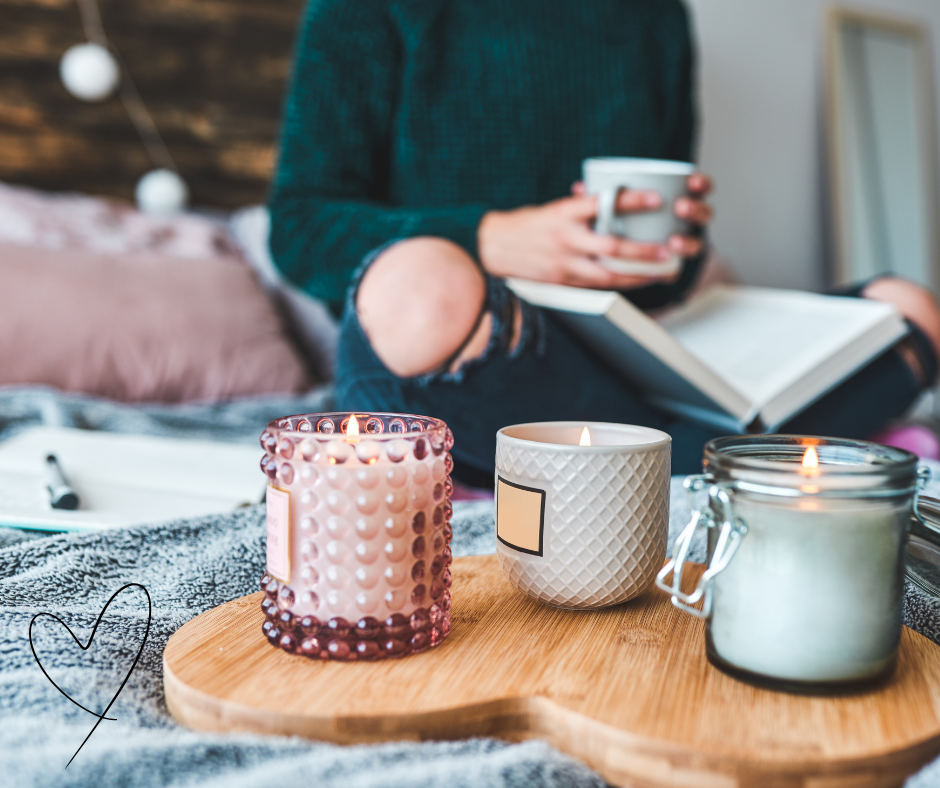 ambiente rilassante, hygge, colori pastelli, candele, lettura, donne rilassata