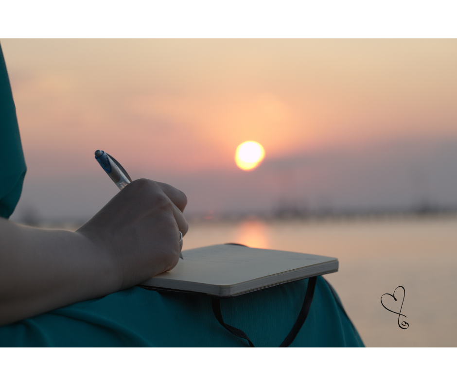 5 strumenti pratici per ridurre lo stress e ritrovare te stessa Donna che scrive i suoi pensieri al tramonto, momento di riflessione e connessione con sé stessa – coaching al femminile, libertà emotiva, crescita interiore