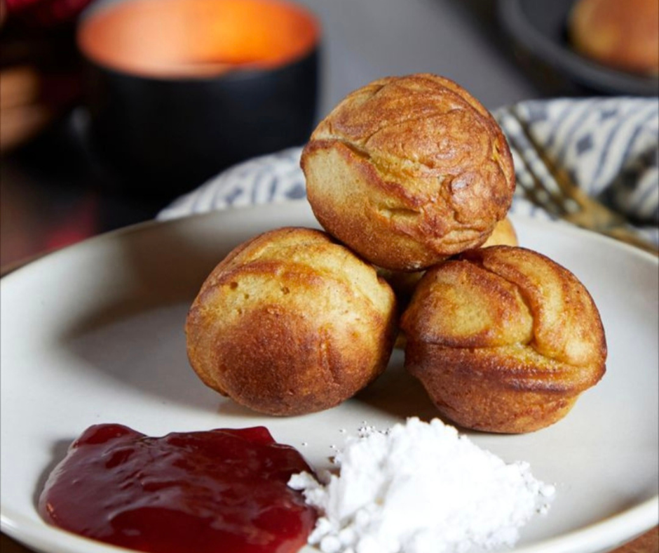 Aebleskiver danesi serviti con zucchero a velo e marmellata, dolce tradizionale Hygge di Natale
