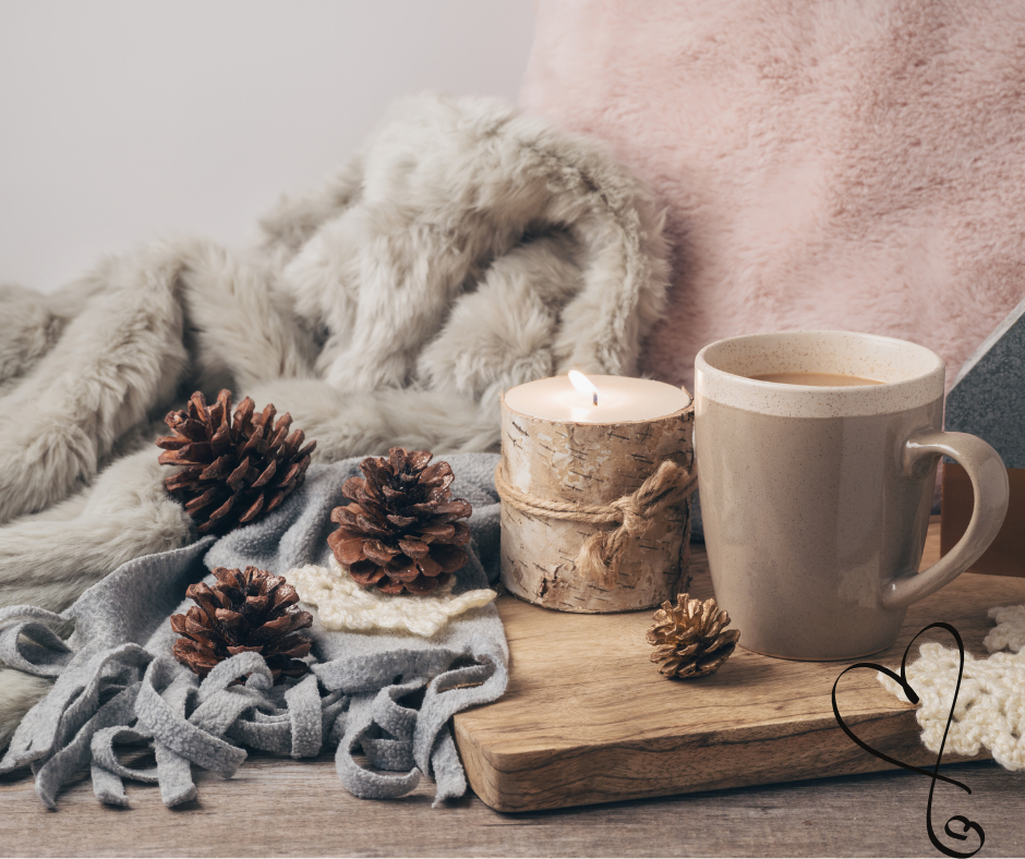 Rallentare con l’Hygge: un antidoto allo stress moderno hygge, colori pastelli, candela, tazza di caffè, pigne, ambiente rilassante