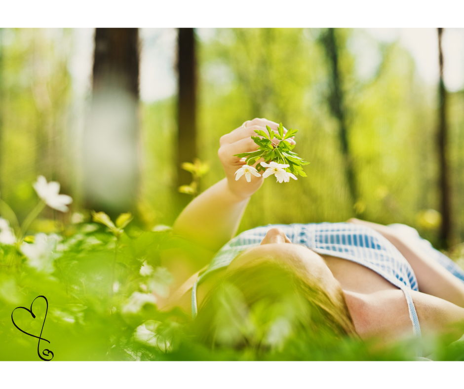 Cosa succede nel corpo quando sei stressata e come iniziare a ritrovare calma natura, bosco, fiori, ambiente rilassante, donna rilassata, toni verdi rilassanti