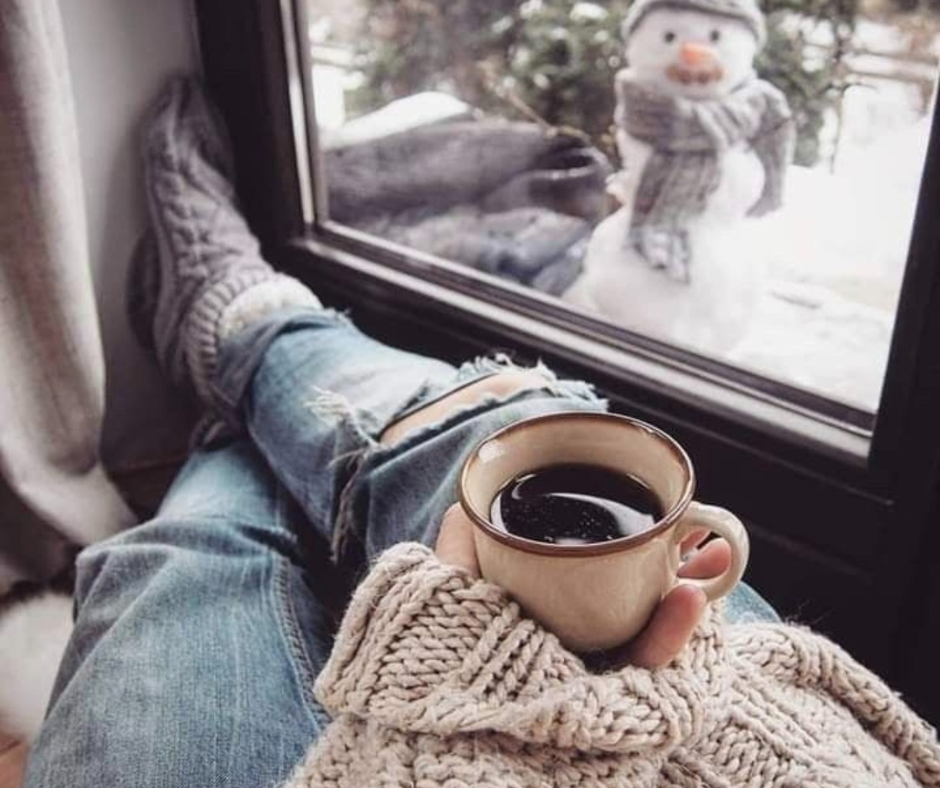 Quando le giornate ti portano via Donna avvolta in una coperta crea un momento di calore interiore e presenza durante l’inverno, in stile hygge