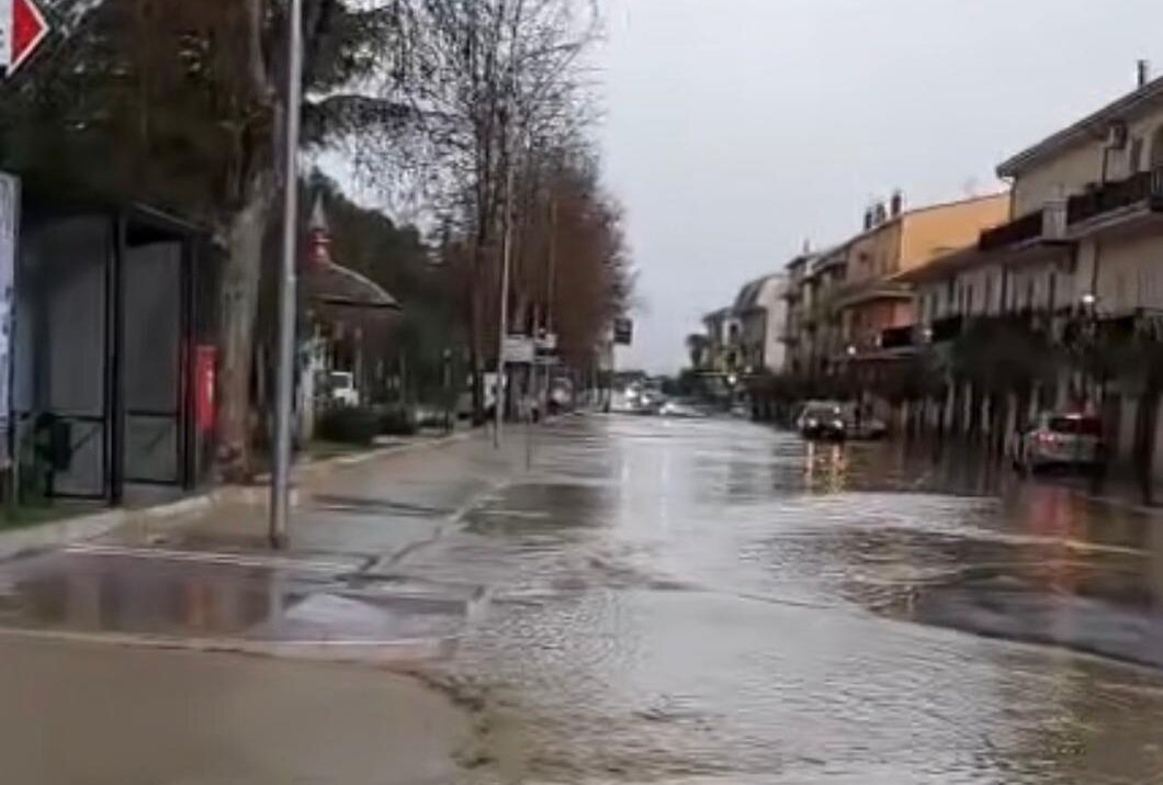 PIETRAPAOLA, IL TORRENTE ACQUANITI ESONDA E COLPISCE LA MARINA