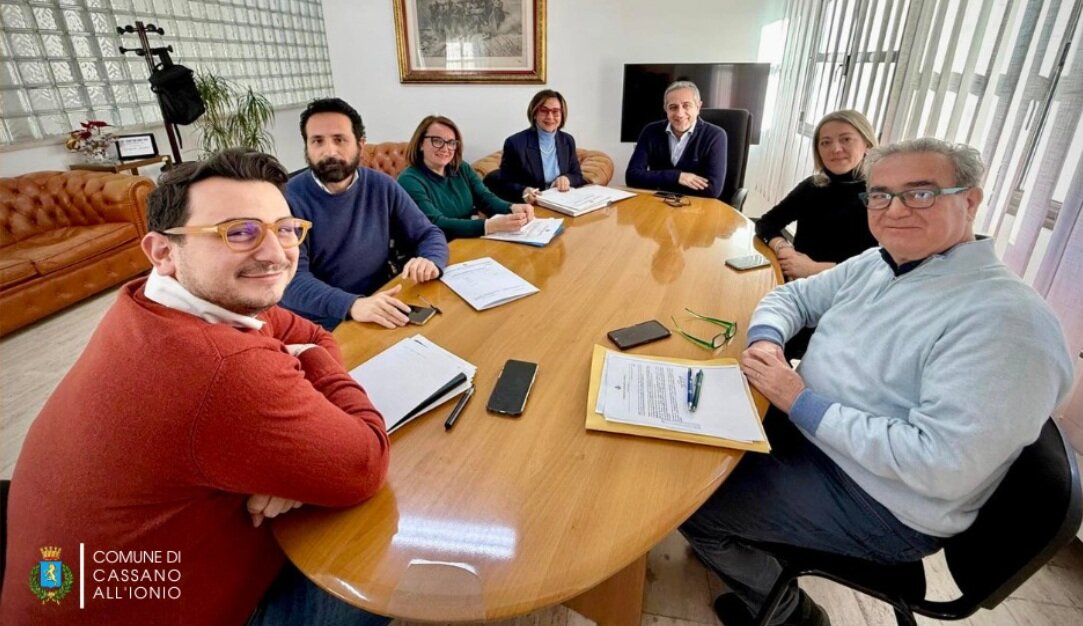 FINE DEL PRECARIATO, FUTURO STABILE: 11 LAVORATORI VERSO L’ASSUNZIONE AL COMUNE DI CASSANO