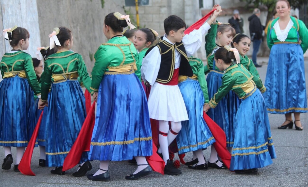 FRASCINETO CELEBRA LE VALLJE: LA TRADIZIONE CHE ACCENDE L’IDENTITÀ E UNISCE LE GENERAZIONI