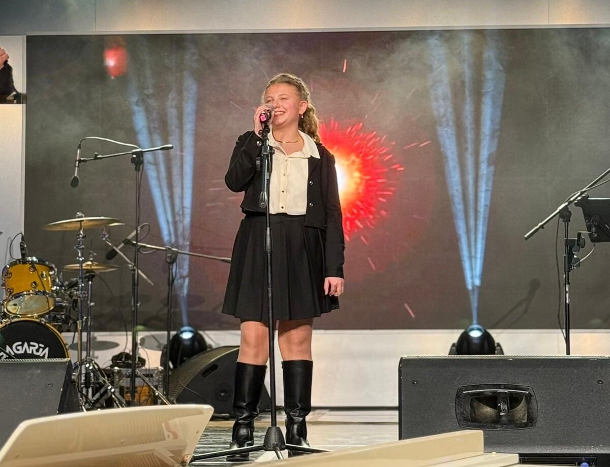 JOANA, LA VOCE CHE IMPARA A VOLARE: A 12 ANNI CONQUISTA IL PALCO E SOGNA IN GRANDE