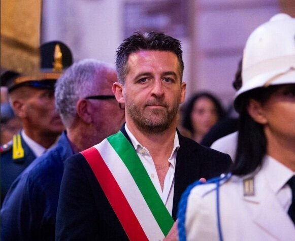 “SPOSTANO I REPARTI COME FOSSERO FIGURINE PANINI. SIAMO BEN OLTRE L’OSCENITÀ POLITICA”