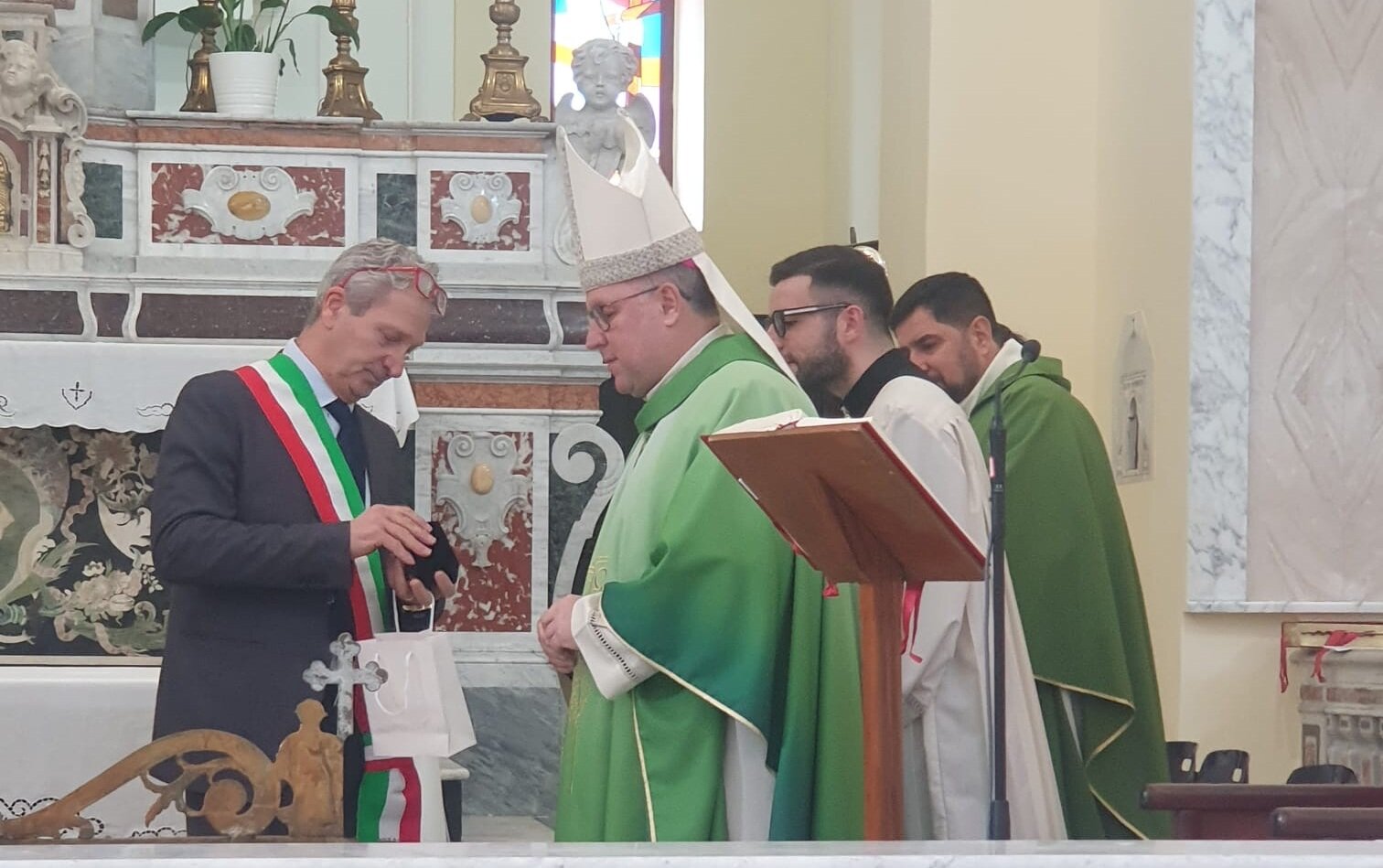 CIR&Ograve; ACCOGLIE IL VESCOVO TORRIANI NEL SEGNO DI LILIO E SAN NICODEMO