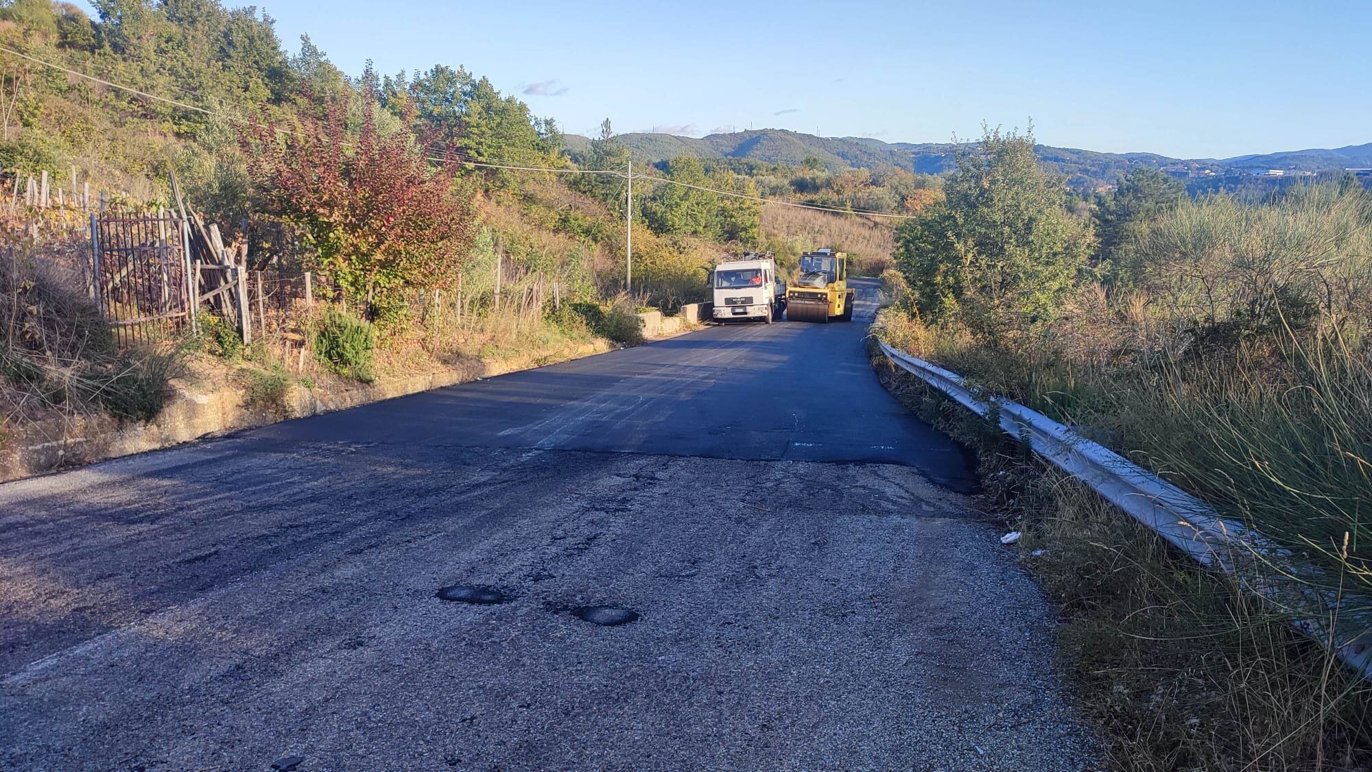 Provincia di Cosenza, proseguono i lavori di bitumazione sulla rete viaria provinciale Faragalli: «Sicurezza e manutenzione delle strade sono una priorità»