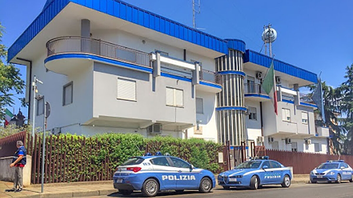ESERCITAZIONE DELLA POLIZIA DI STATO AL MAJORANA DI CORIGLIANO-ROSSANO