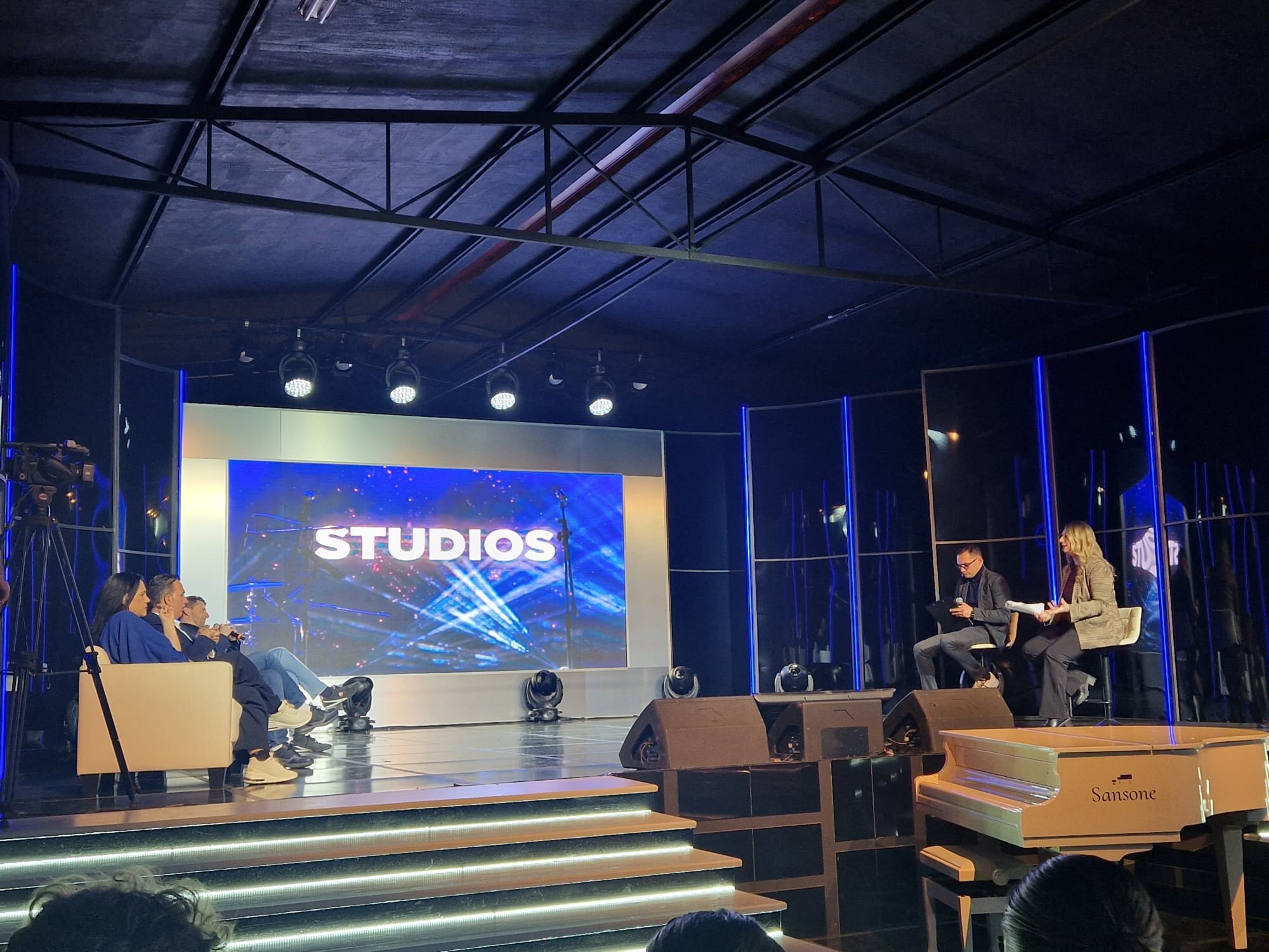 GLI STUDENTI ENTRANO NEGLI STUDIOS: A &ldquo;IN PRIMO PIANO&rdquo; NASCE IL PUBBLICO DELLE SCUOLE