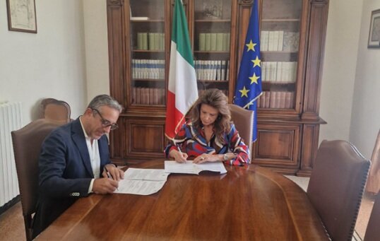 CASSANO FIRMA IL PATTO ANTIMAFIA PER IL TURISMO: CONTROLLI RAFFORZATI SU HOTEL E RISTORANTI