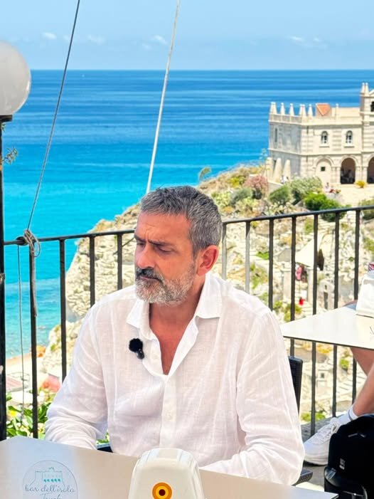 TROPEA, AL VIA L’ANNO SCOLASTICO 2026/2027. IL SINDACO AGLI STUDENTI: SIETE IL TESORO DELLA CITTÀ, SU DI VOI IL PRESENTE E IL FUTURO DELLA COMUNITÀ