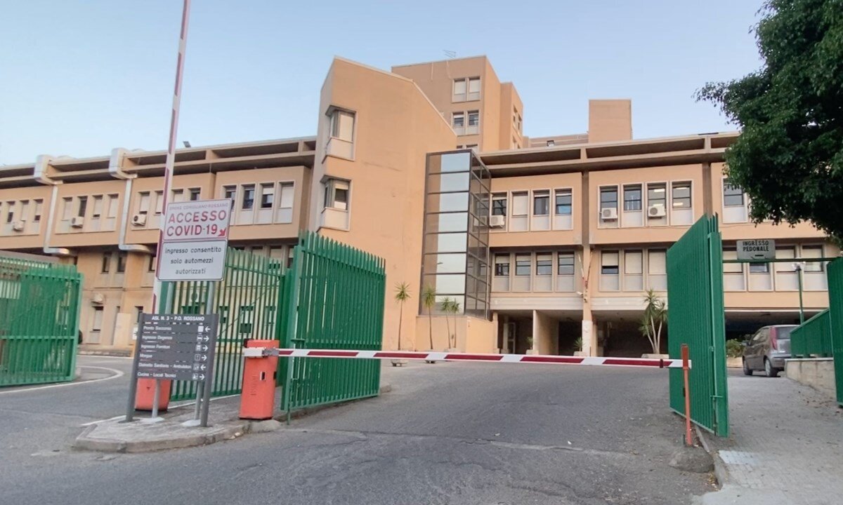 BAMBINA PRECIPITA DAL SECONDO PIANO: ATTIMI DI PAURA A ROSSANO
