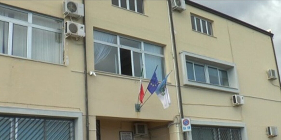 DIPENDENTI COMUNALI AGGREDITI A CROSIA: LA SOLIDARIETÀ DEI COLLEGHI E DELL’INTERA STRUTTURA COMUNALE